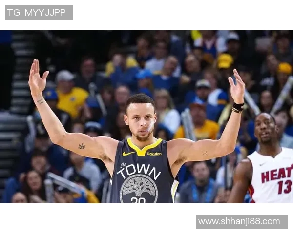 勇士与快船激战库里超神表现引领球队冲击胜利 勇士与快船激战库里超神表现引领球队冲击胜利