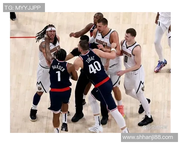 西部勇士与快船的激烈对决揭示了季后赛的悬念与挑战