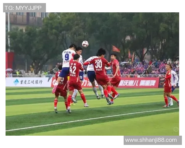 重庆队与大连队在足协杯的激烈对决展现足球魅力与团队精神